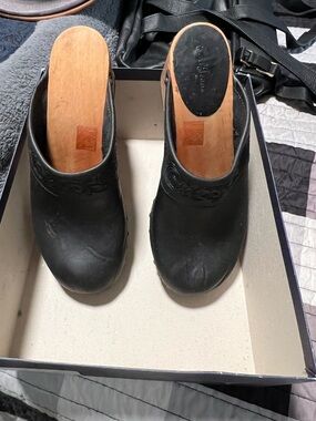 Classic black leather Earl Jean clogs beautiful wood sole